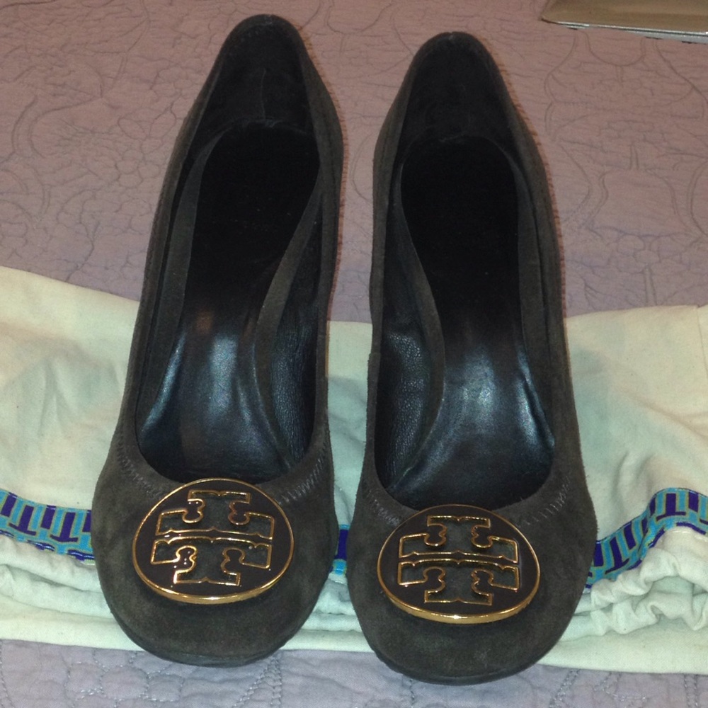 Tory Burch Sophie Wedges Size 7 fits like a size 8